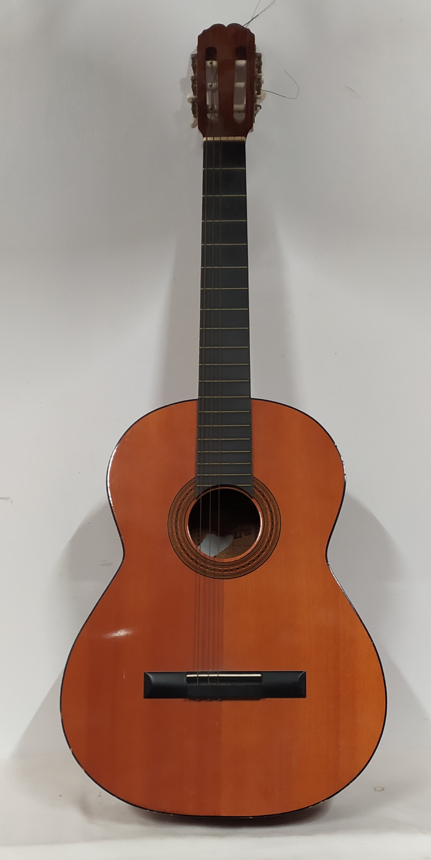 Guitare Admira. Modèle Juanita État correct -  reconditionné disponible sur Label Emmaüs